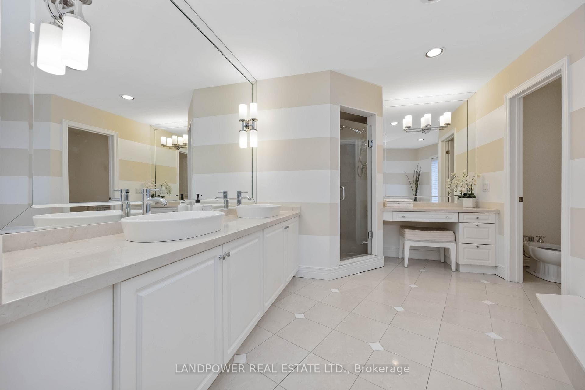 Large 6-Piece Master Ensuite Bath