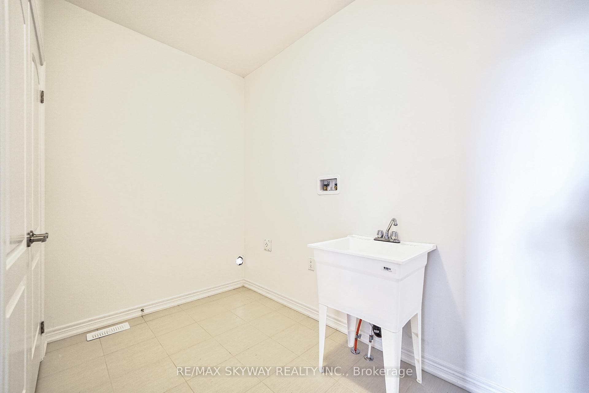 2073 Chris Mason Street photo 27
