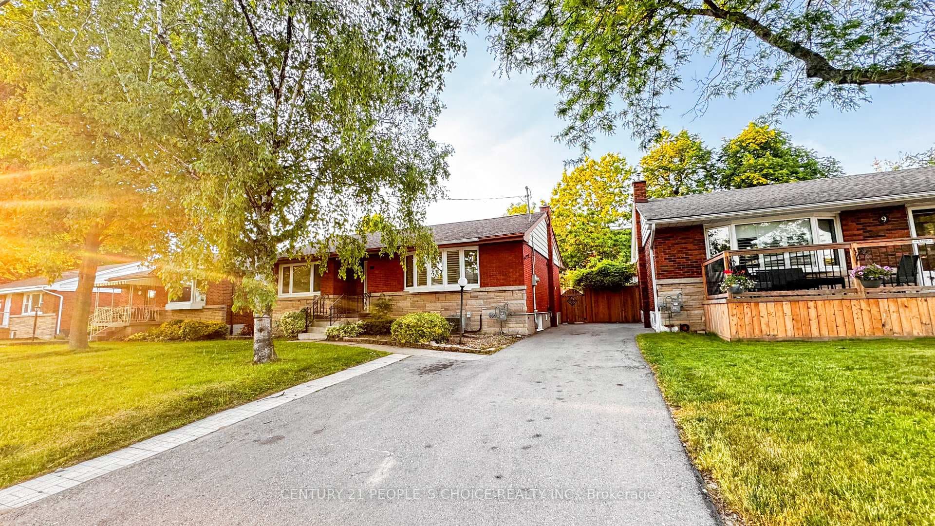 7 Hardale Crescent photo 3