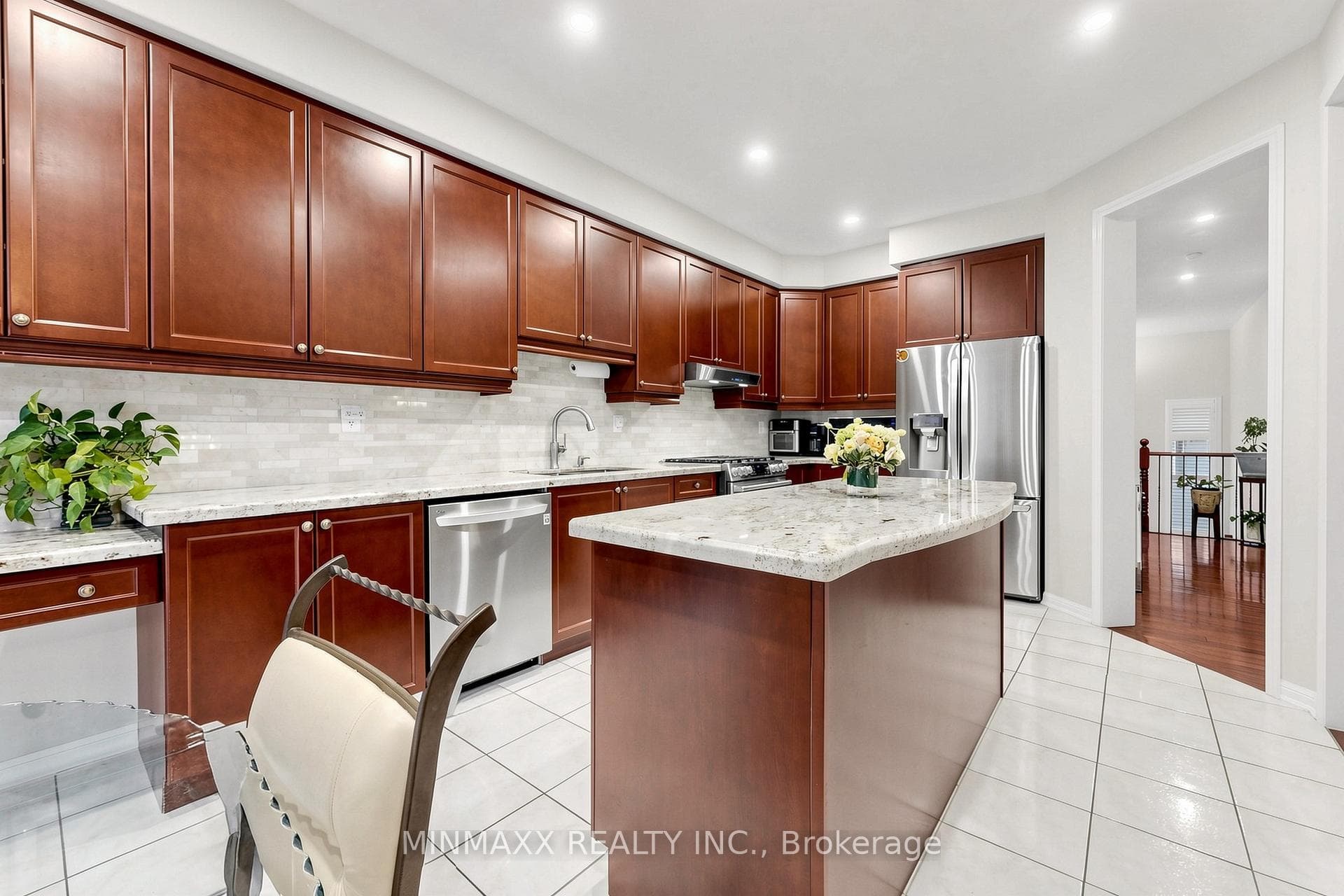 916 Minchin Way photo 14