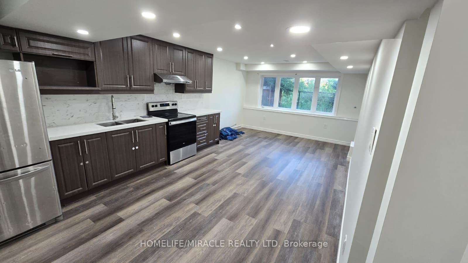 105 Stockell Crescent photo 5