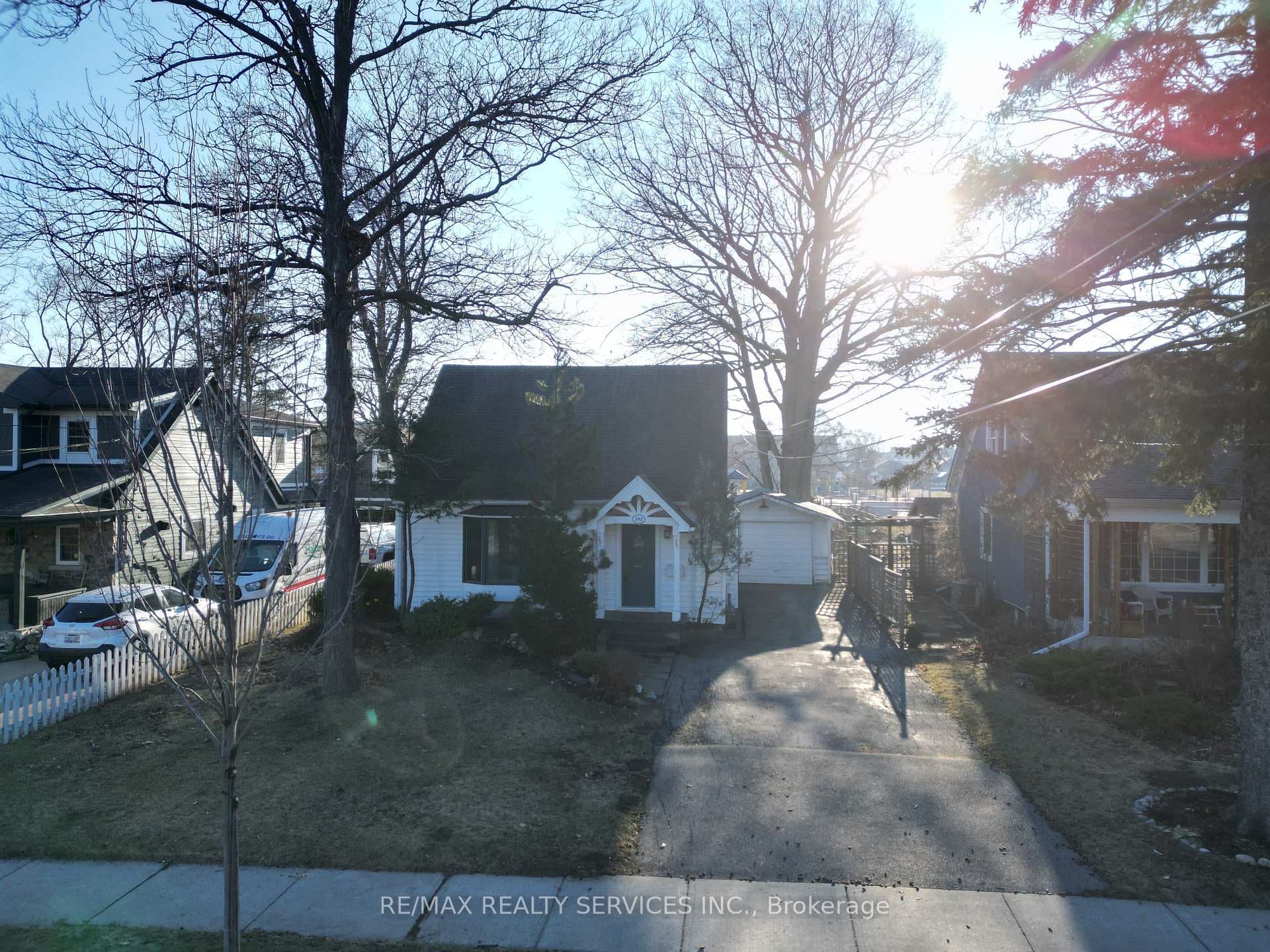 382 Queen Mary Drive photo 1