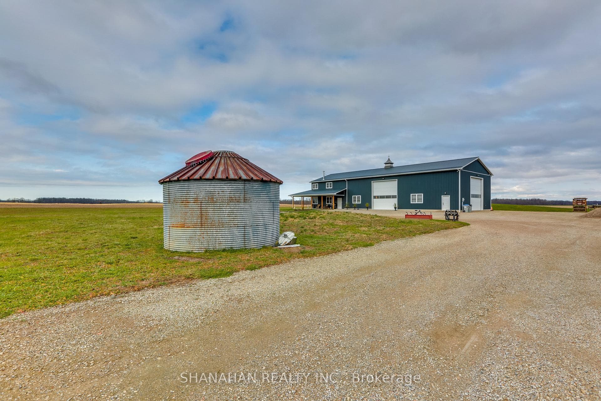 1575 Dobbyn Road photo 3