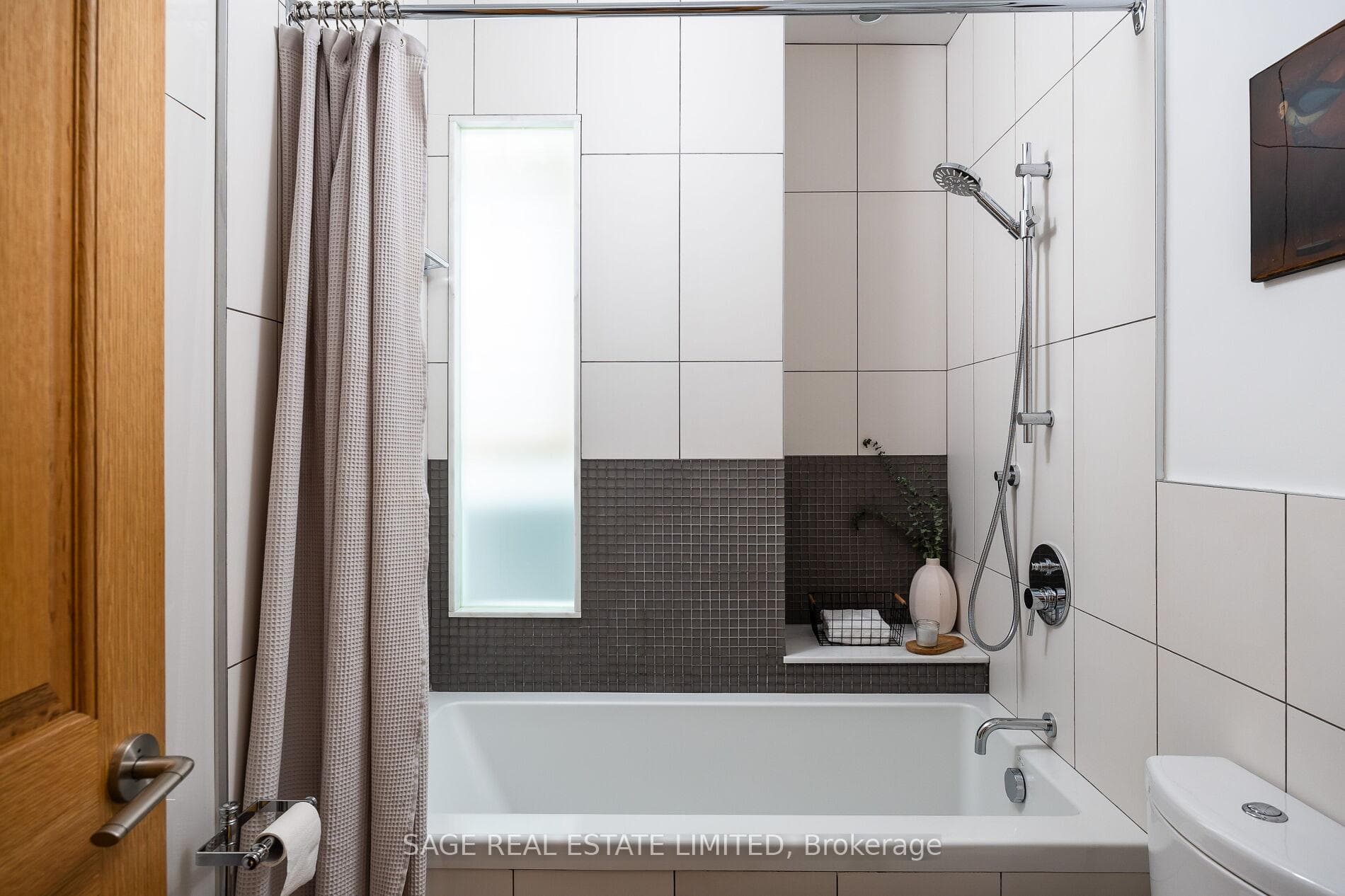 566 Dovercourt Road photo 23