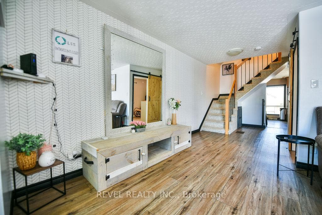 384 Maple Street photo 4