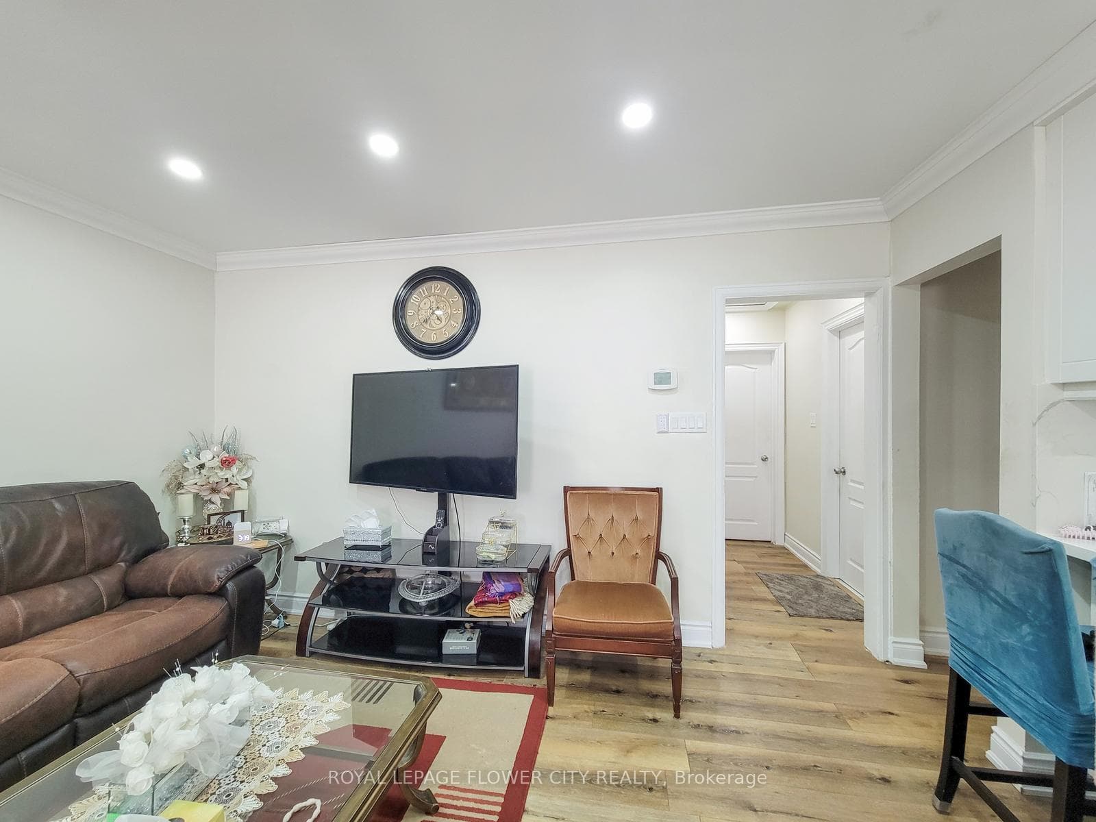 823 Queensdale Avenue photo 13