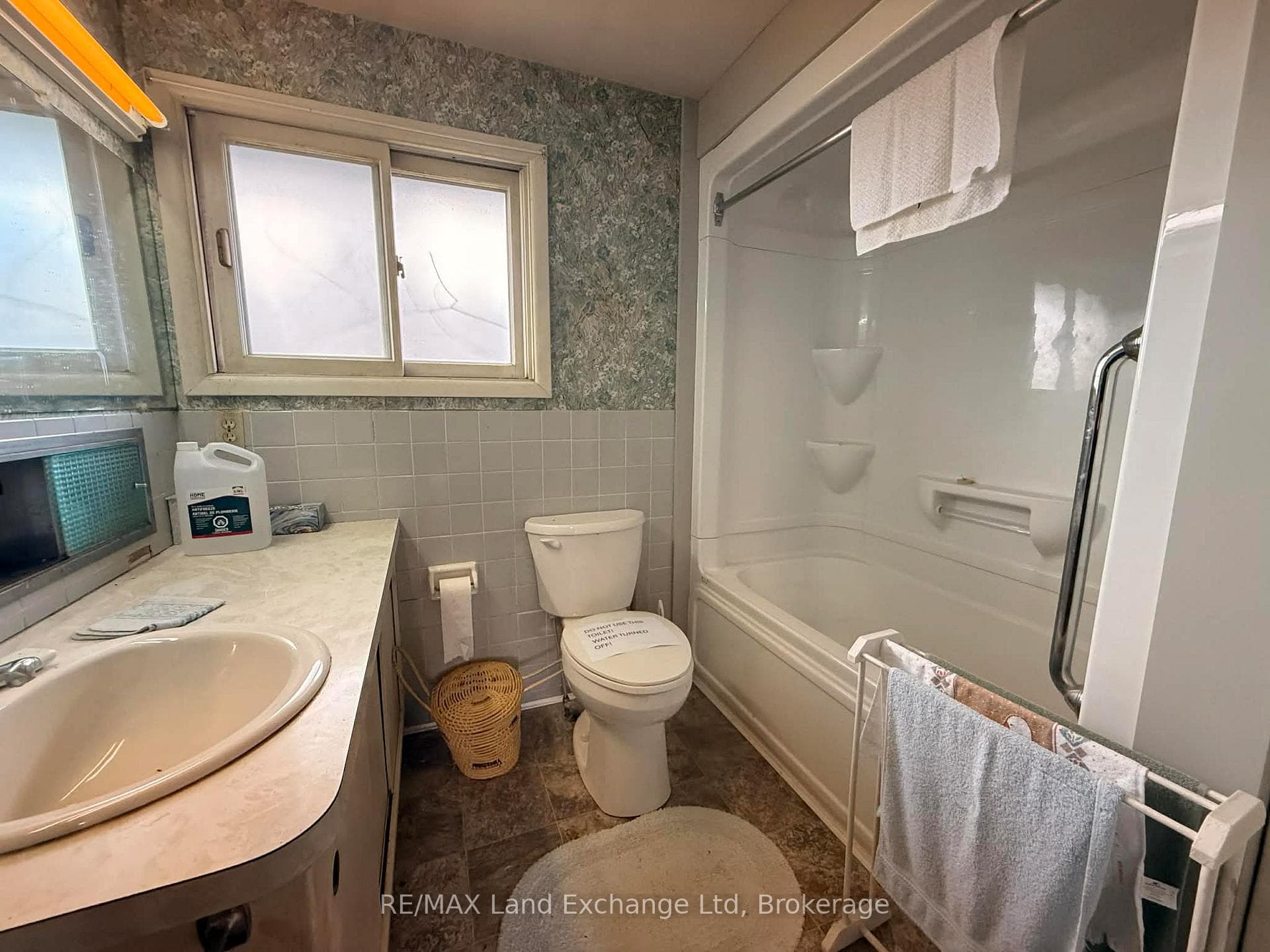 Upstairs Bathroom - 4PC