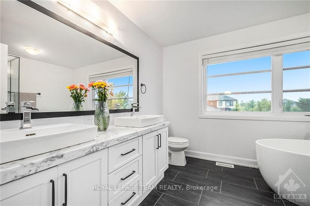 241 SUNSET Crescent photo 17
