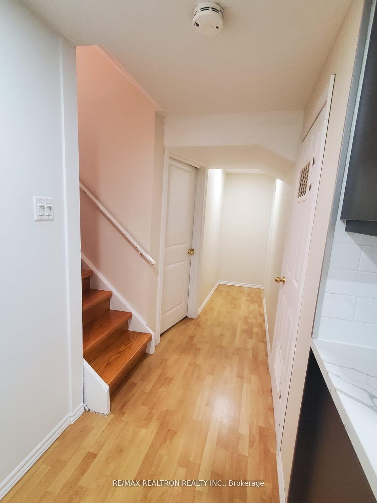 91 Trumpeter Street photo 7