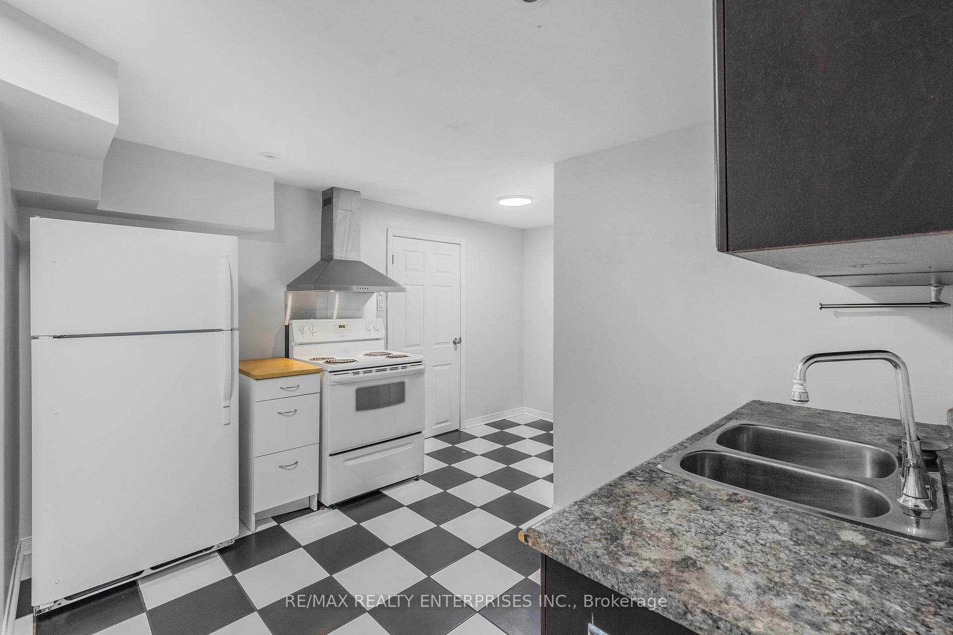 218 Wellington Street photo 23