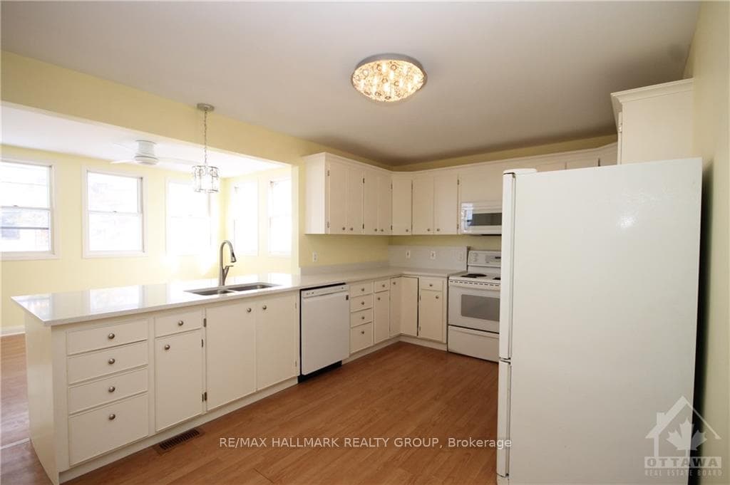 687 GAINSBOROUGH Avenue photo 3