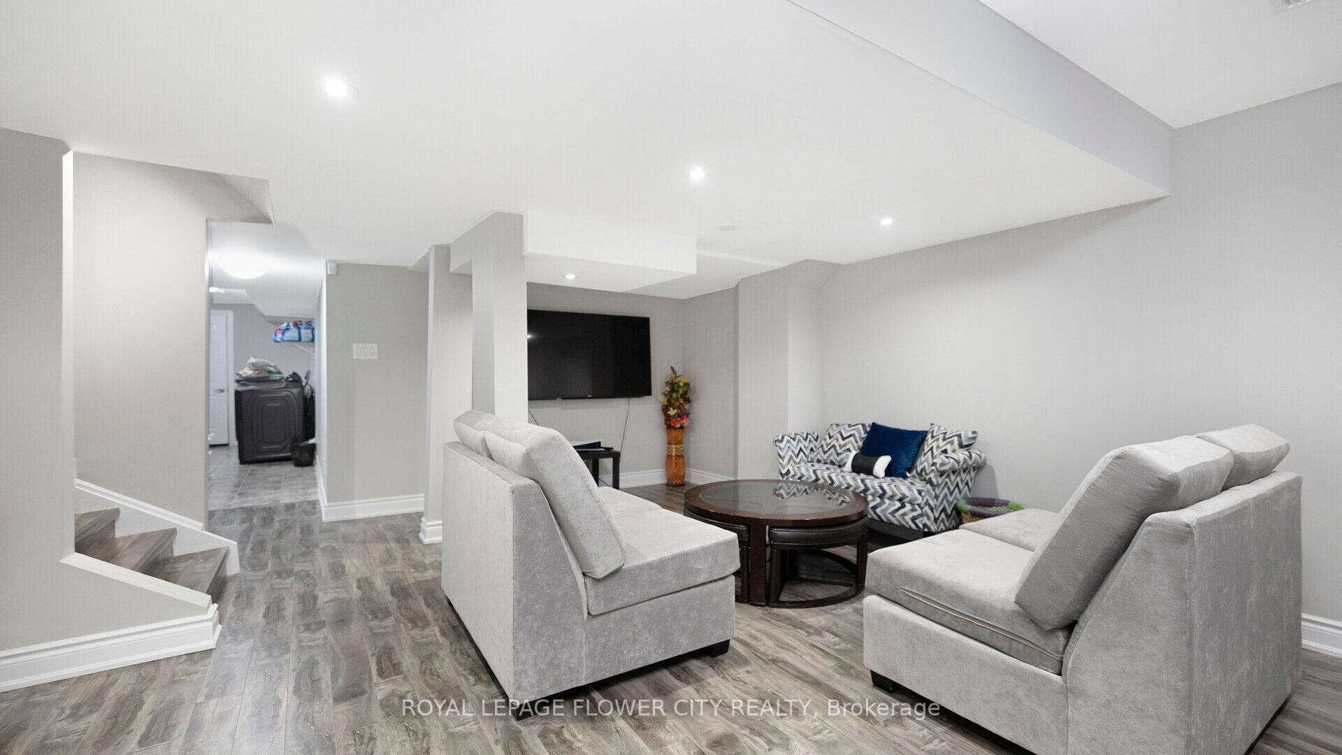 77 Banbridge Crescent photo 33