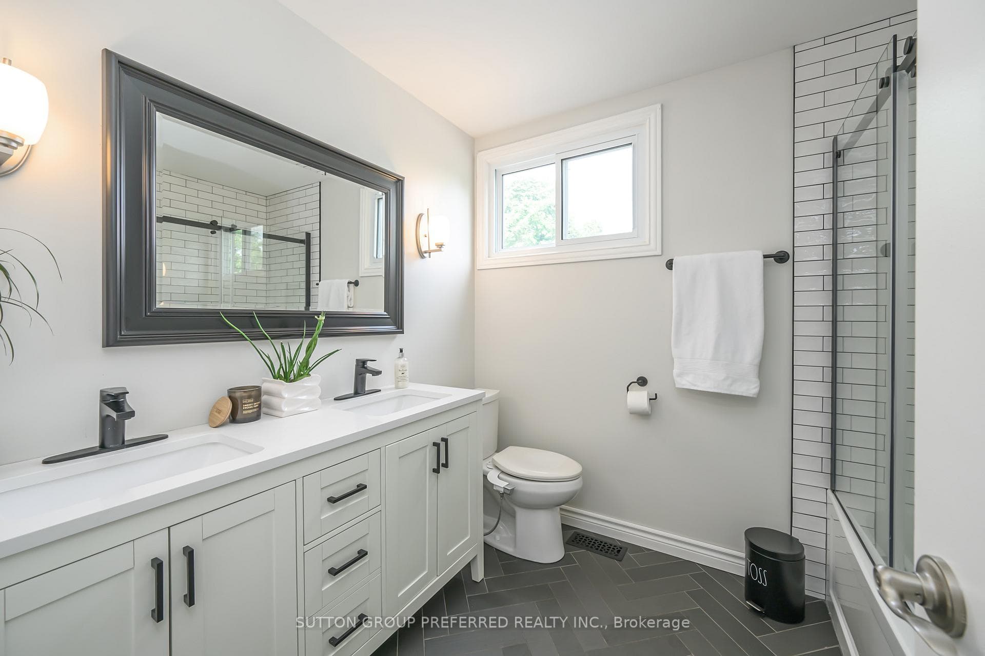 111 Applewood Crescent photo 31