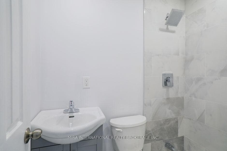 210 Carlton Street Unit 302 photo 7