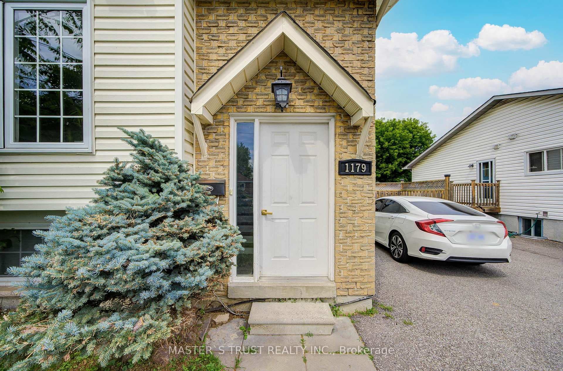 1179 Simcoe Street photo 1
