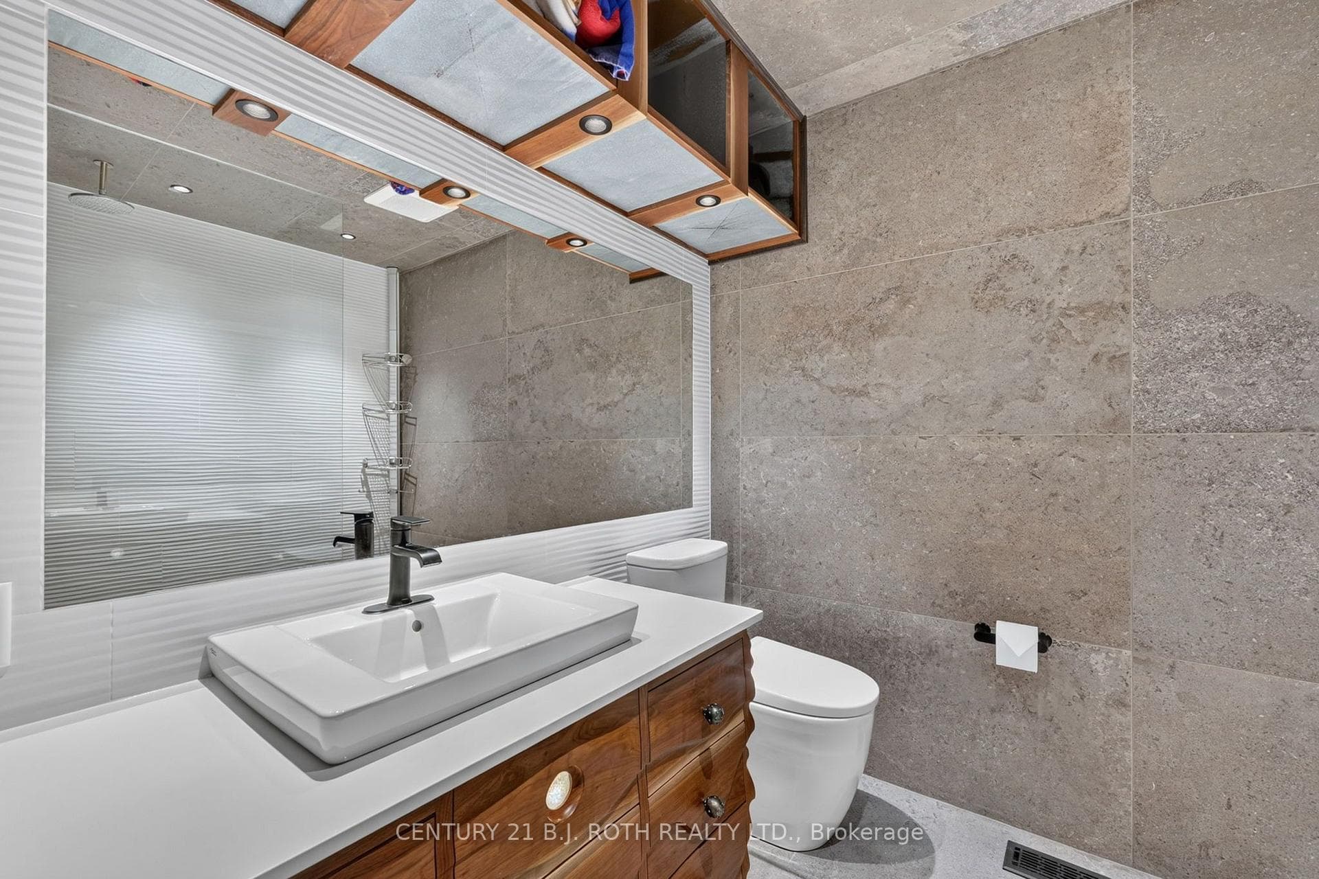 9 Barrie Terrace photo 35