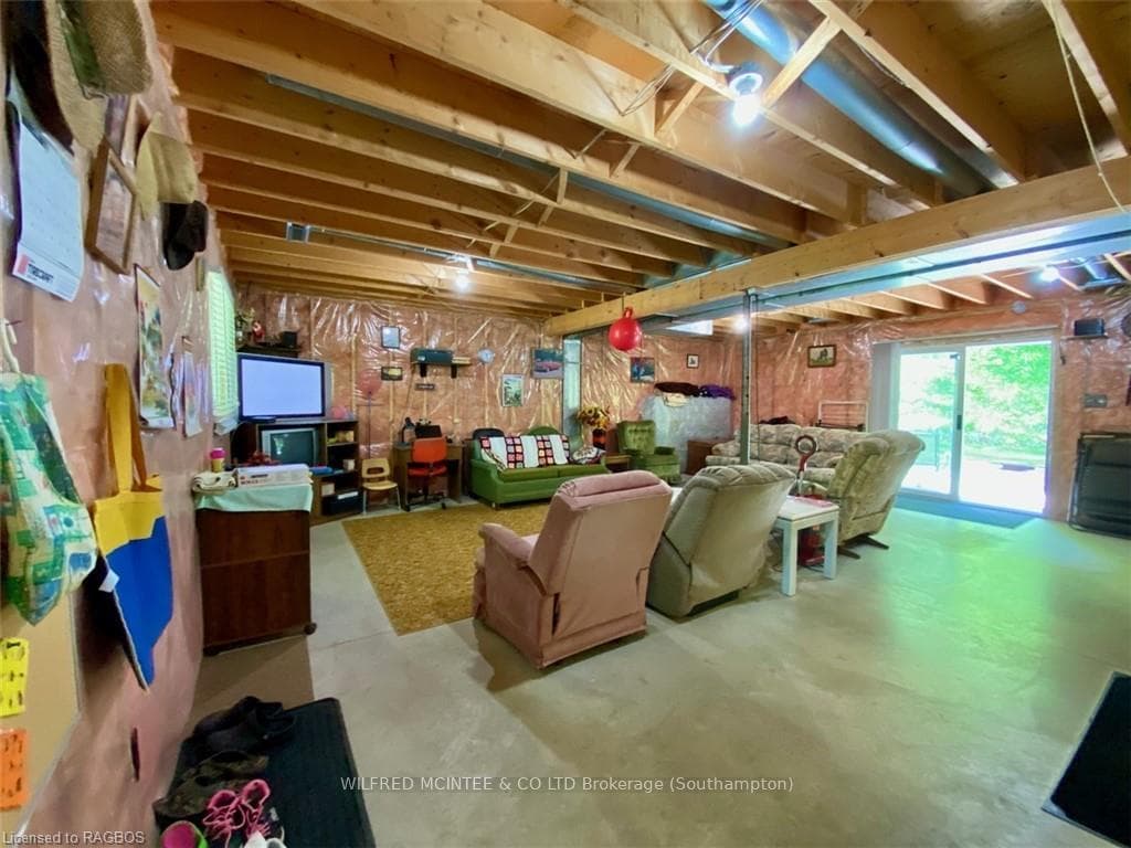 148 THOMPSON Avenue photo 27