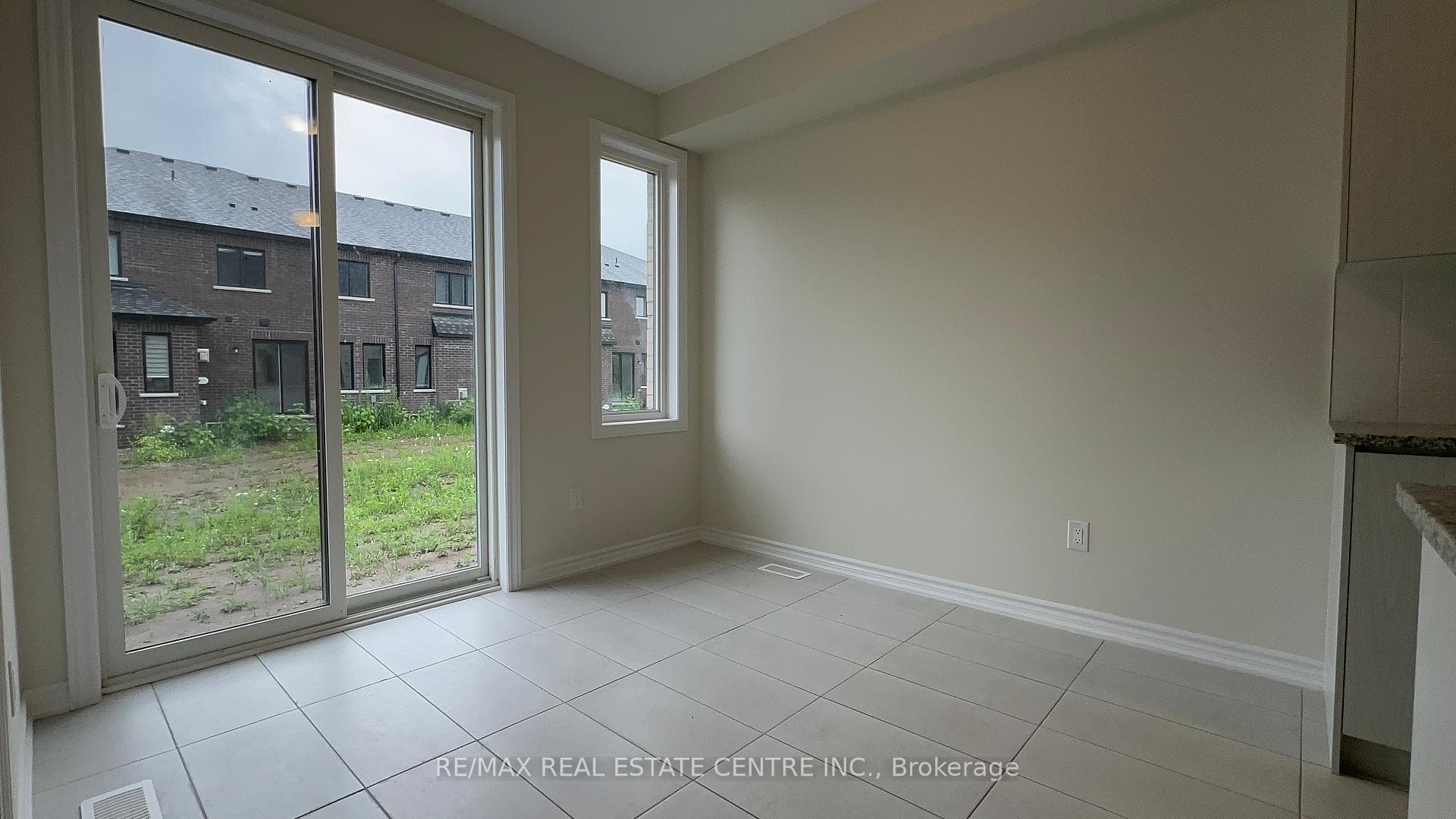 10 Molnar Crescent photo 15