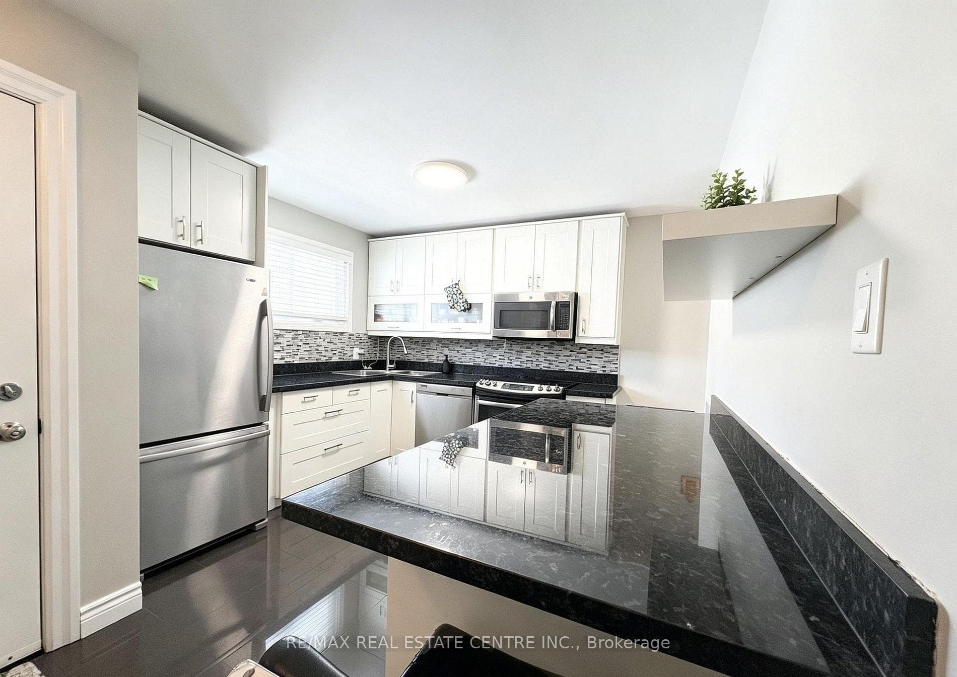 105 Wales Avenue photo 2
