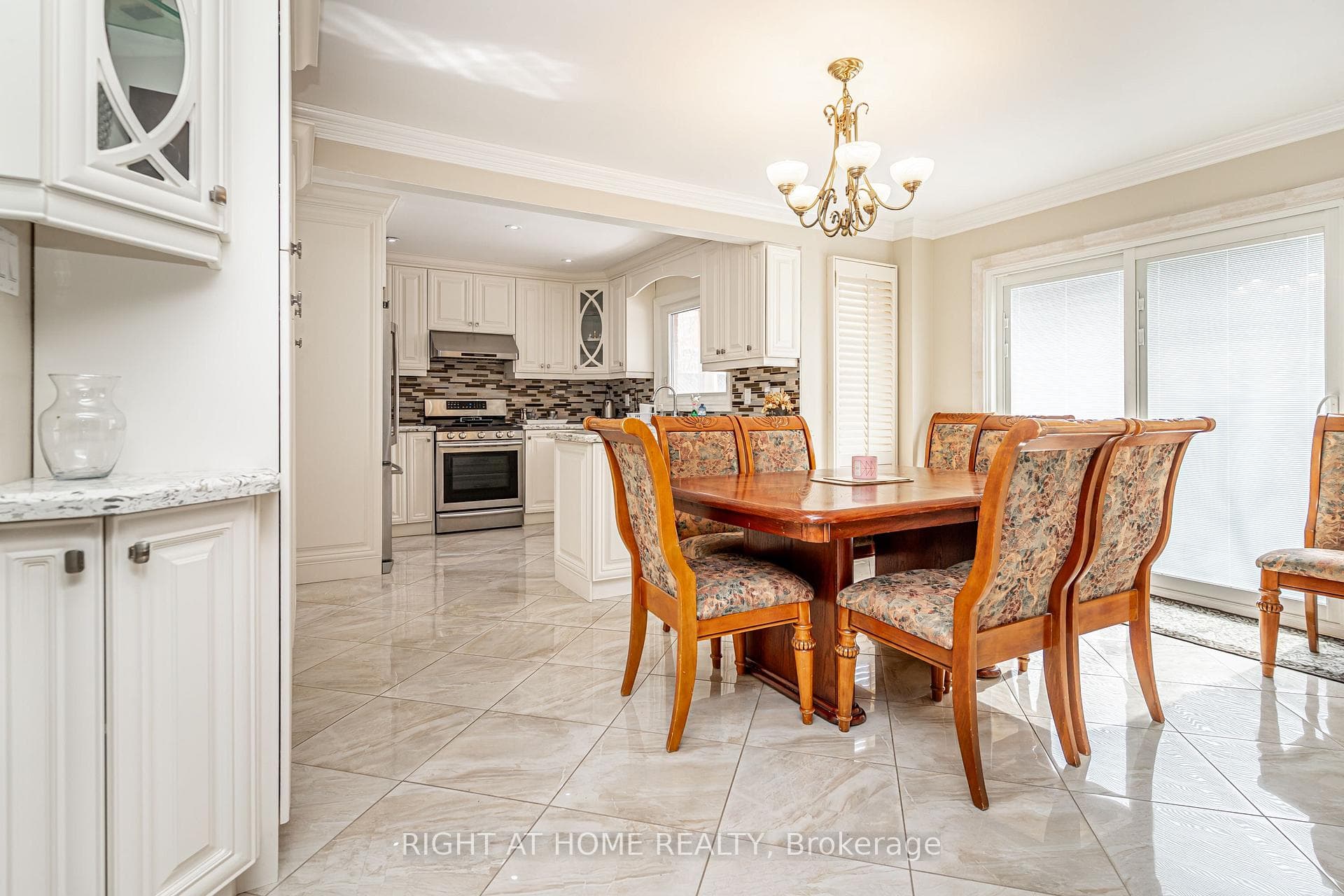 2136 Wincanton Crescent photo 7