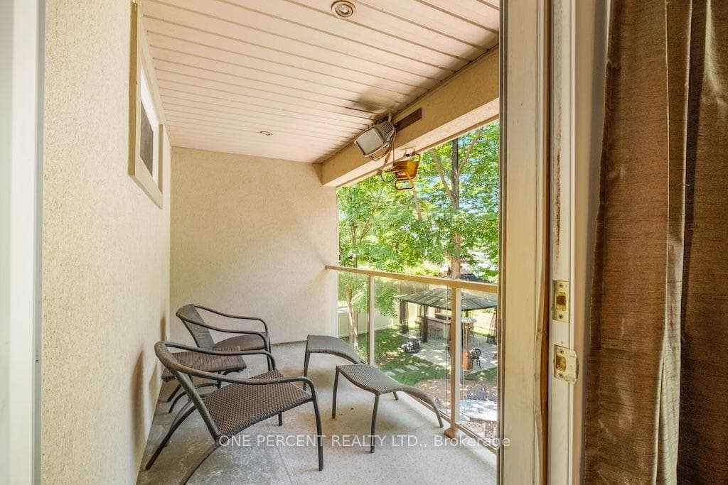 583 Stephens Crescent photo 24