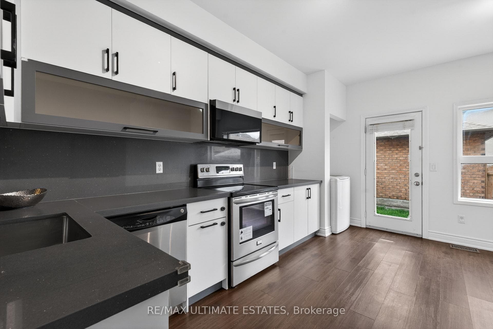 39 Bur Oak Avenue photo 9