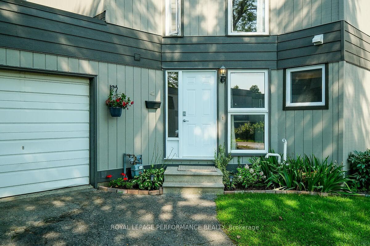 42 Compata Way photo 2