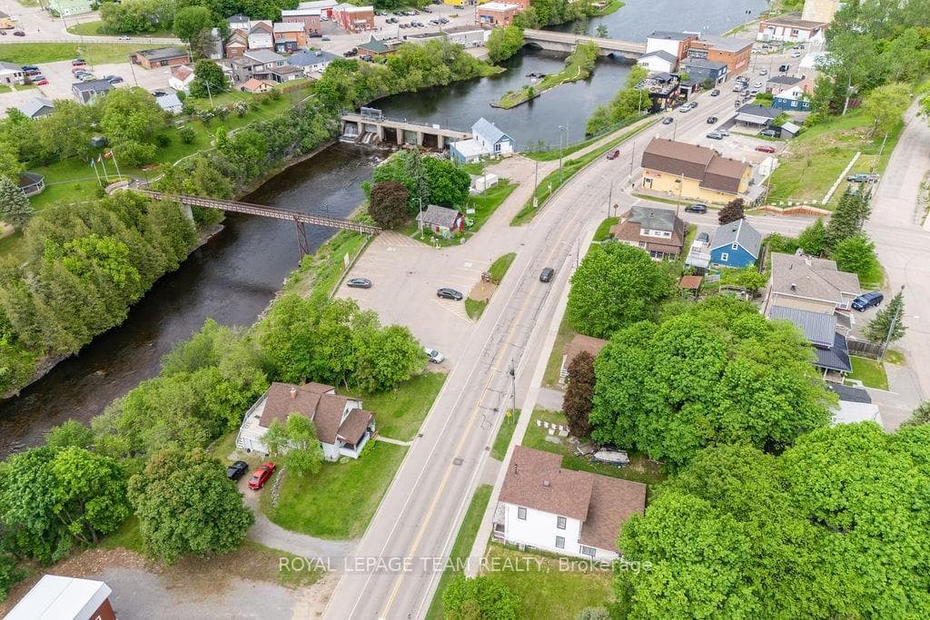 29 BONNECHERE Street photo 2