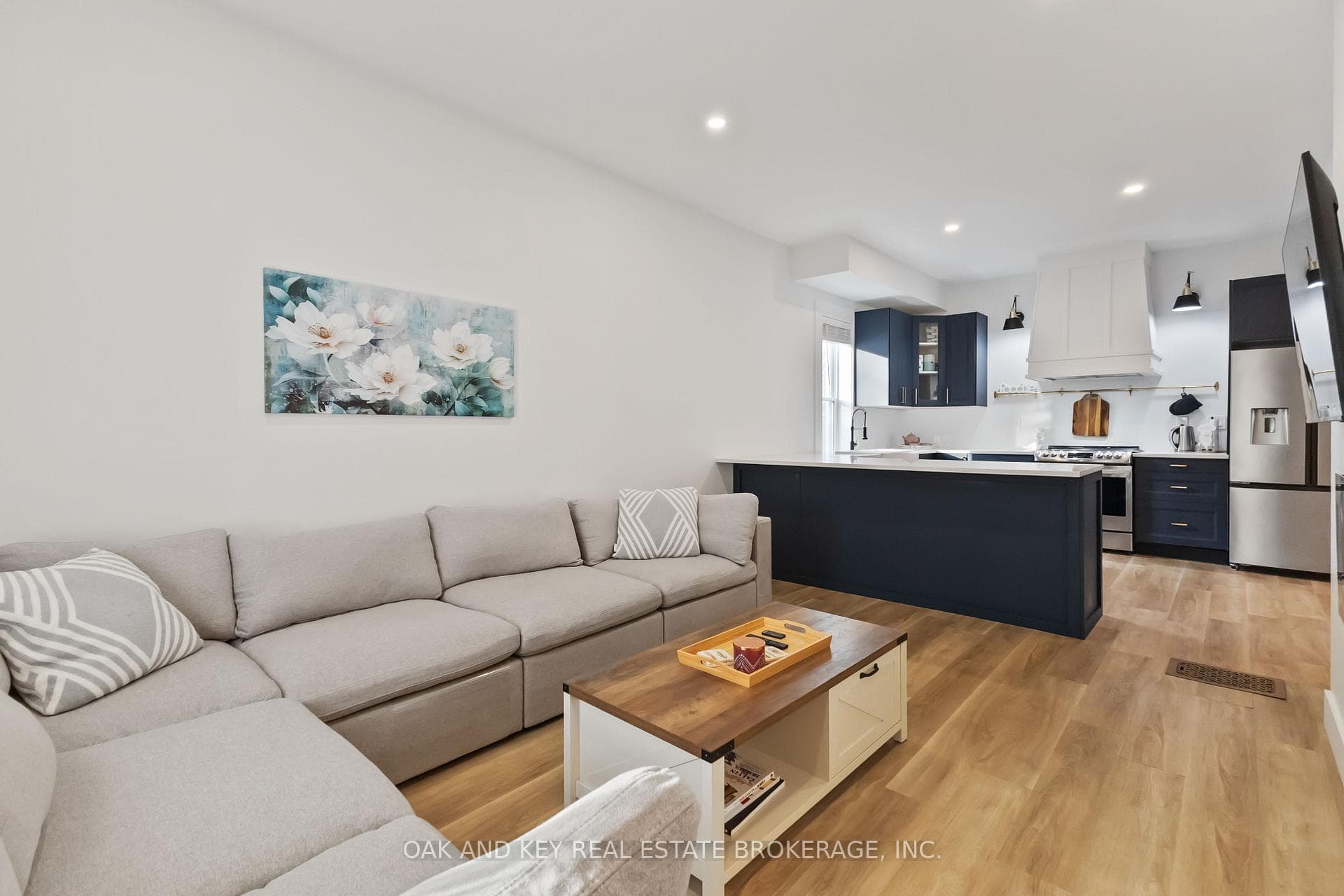 181 Wellington Street photo 8