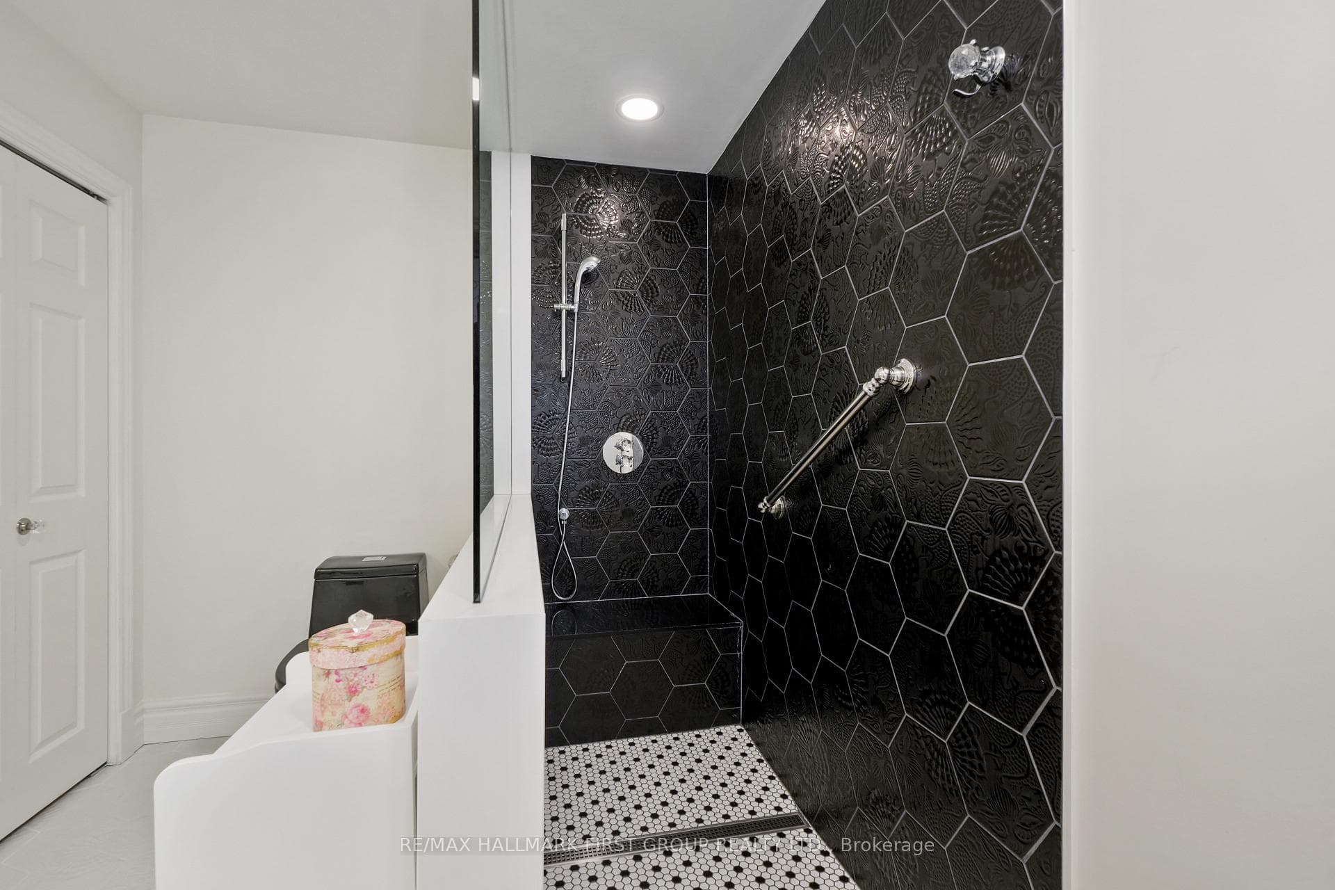 269 Ivey Crescent photo 21