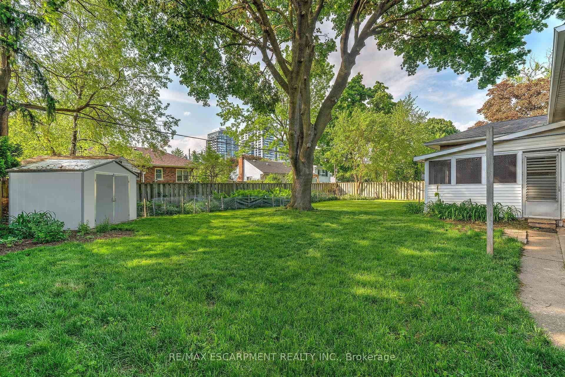 2055 Maplewood Drive photo 32
