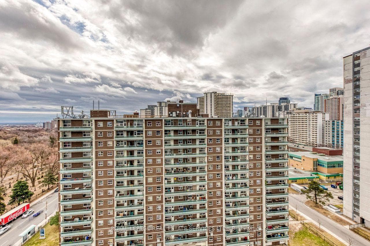 585 Bloor Street Unit 1320 photo 29