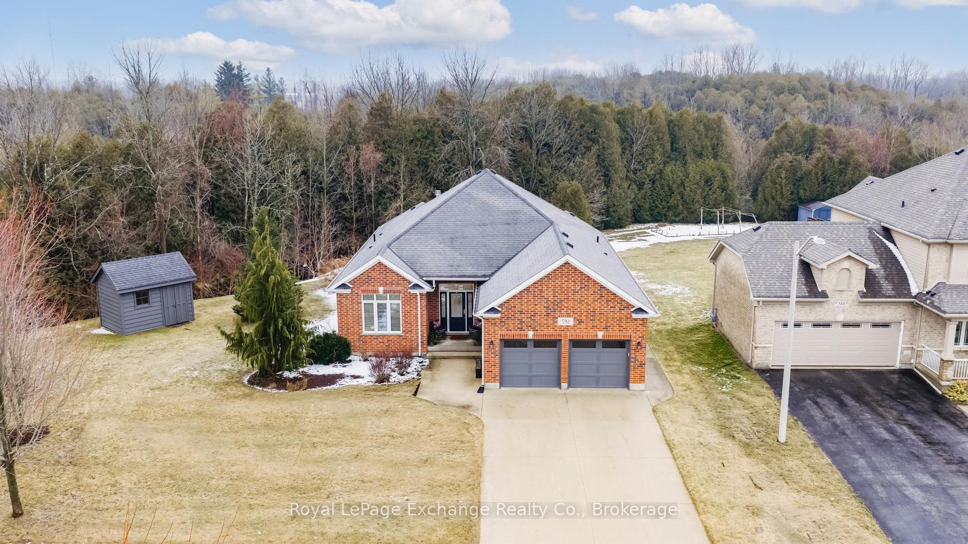 592 Hunter Street photo 2