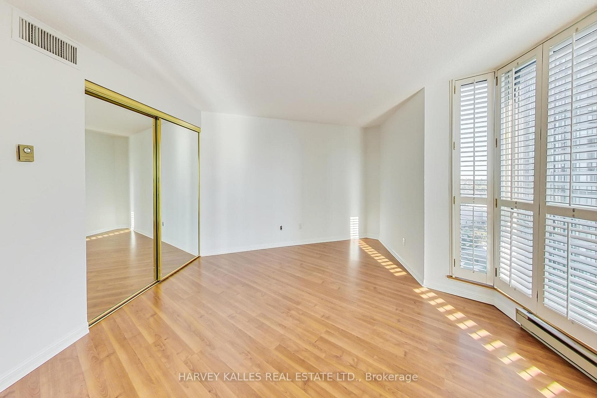 85 Skymark Drive Unit 1602 photo 25