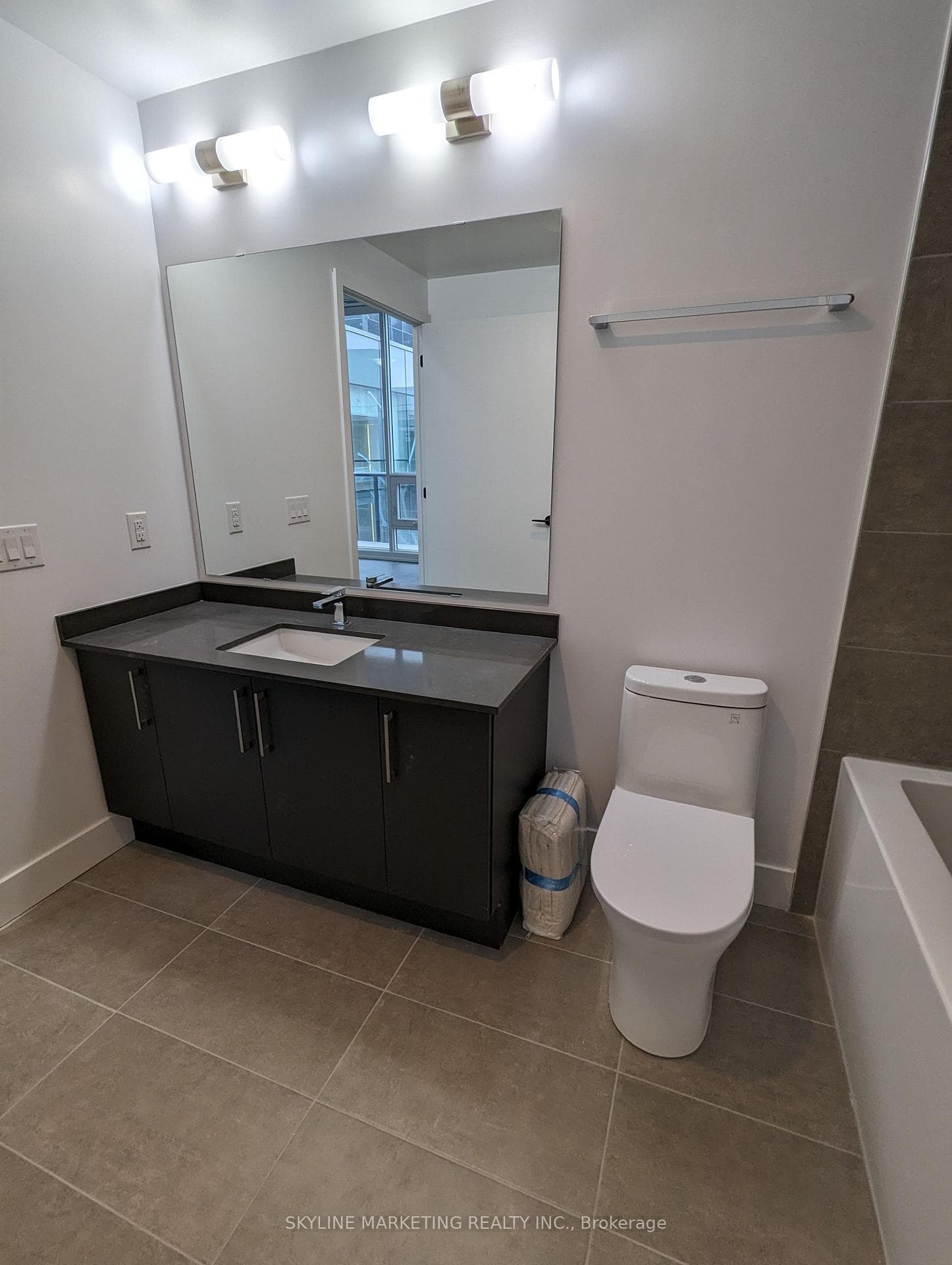 2450 Old Bronte Road Unit 817 photo 4