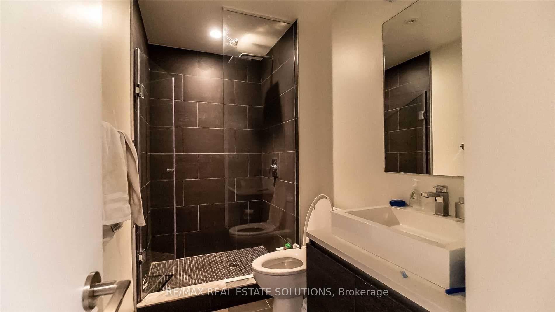 111 Bathurst Street Unit 421 photo 9