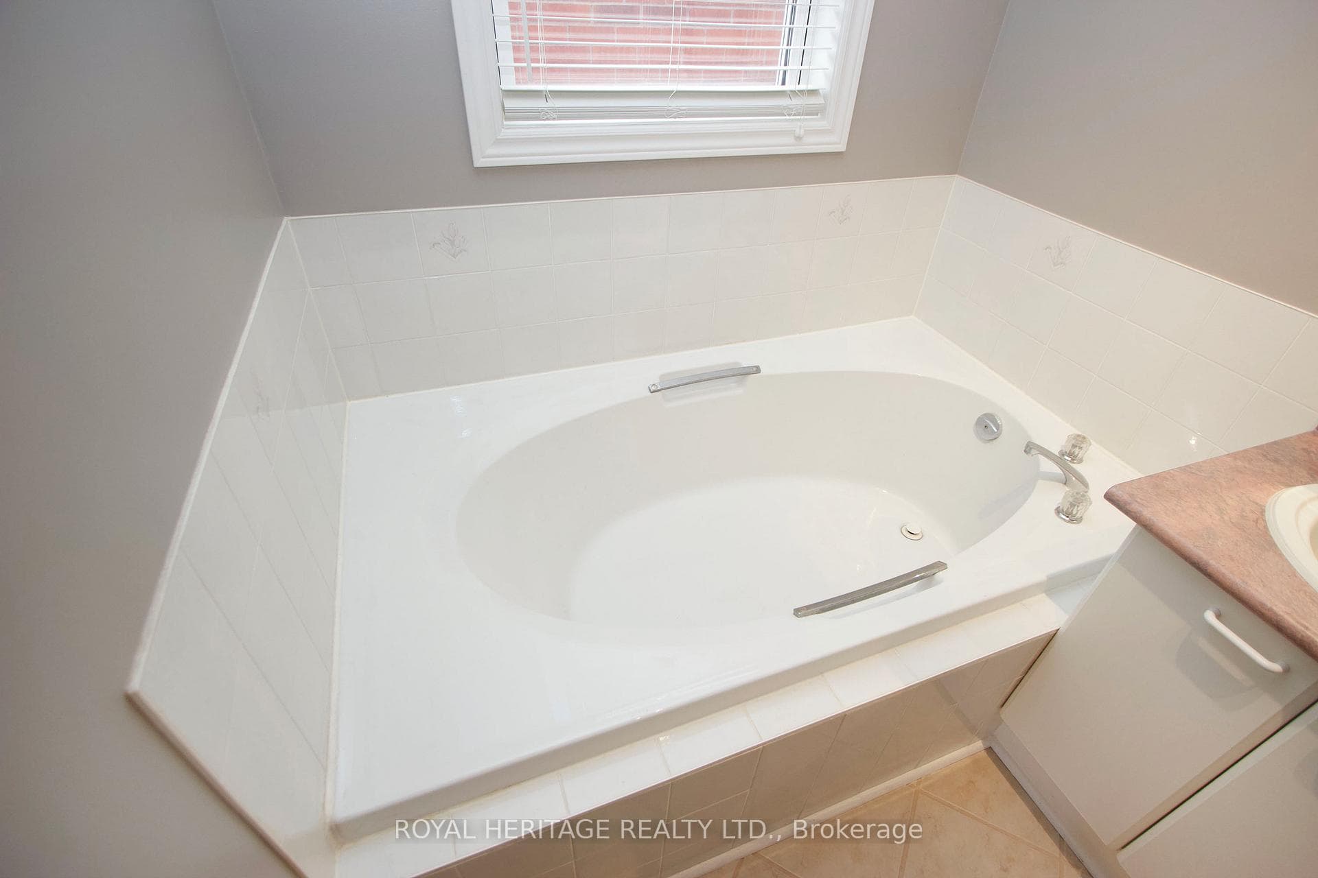 92 Booth Crescent photo 12