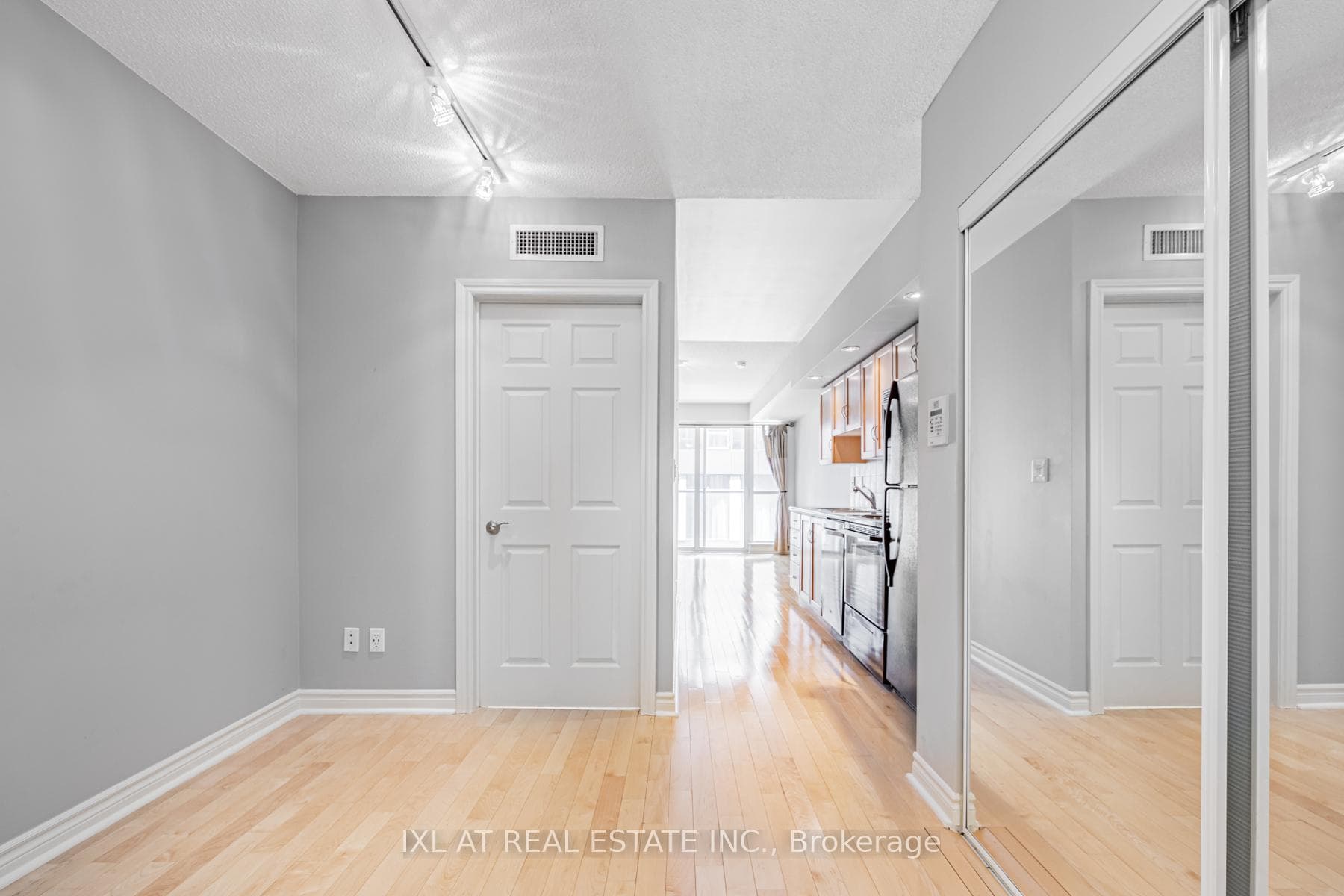 270 Wellington Street Unit 1122 photo 15