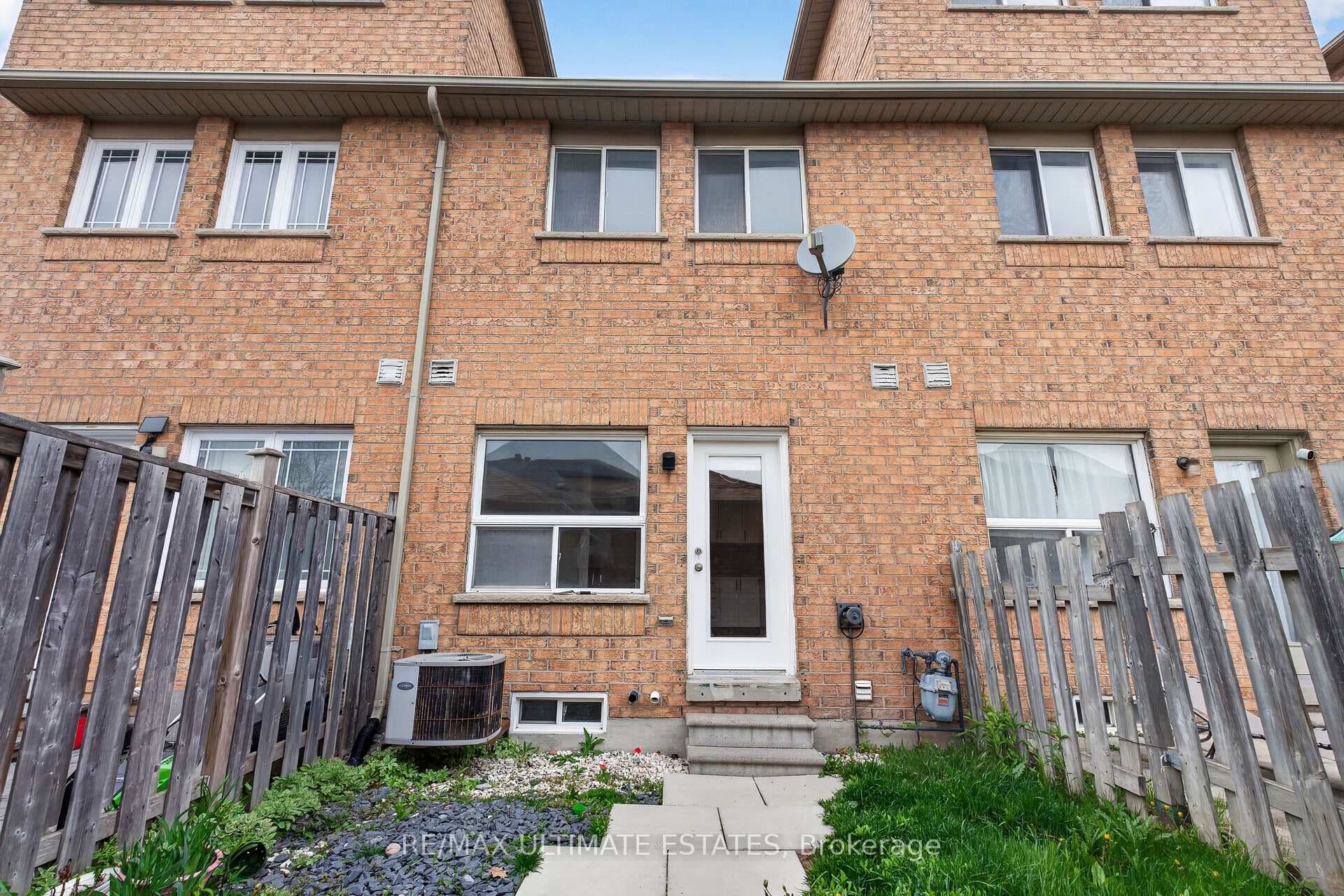 39 Bur Oak Avenue photo 31