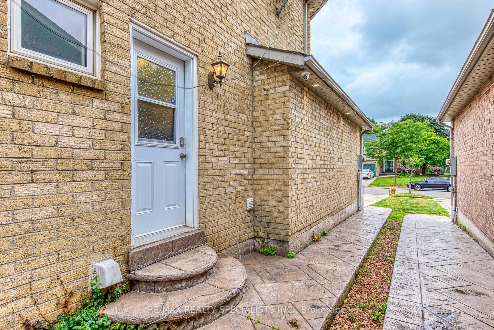 1499 Ravensmoor Crescent photo 48