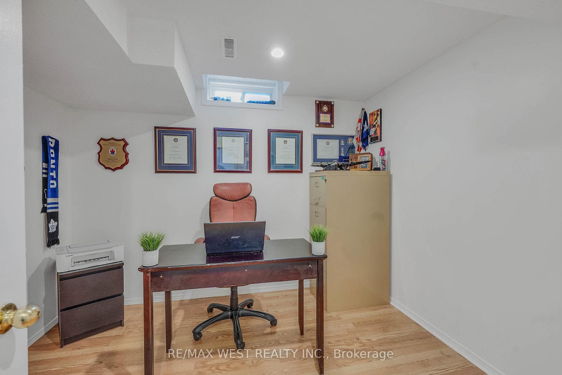203 Elizabeth Crescent photo 31