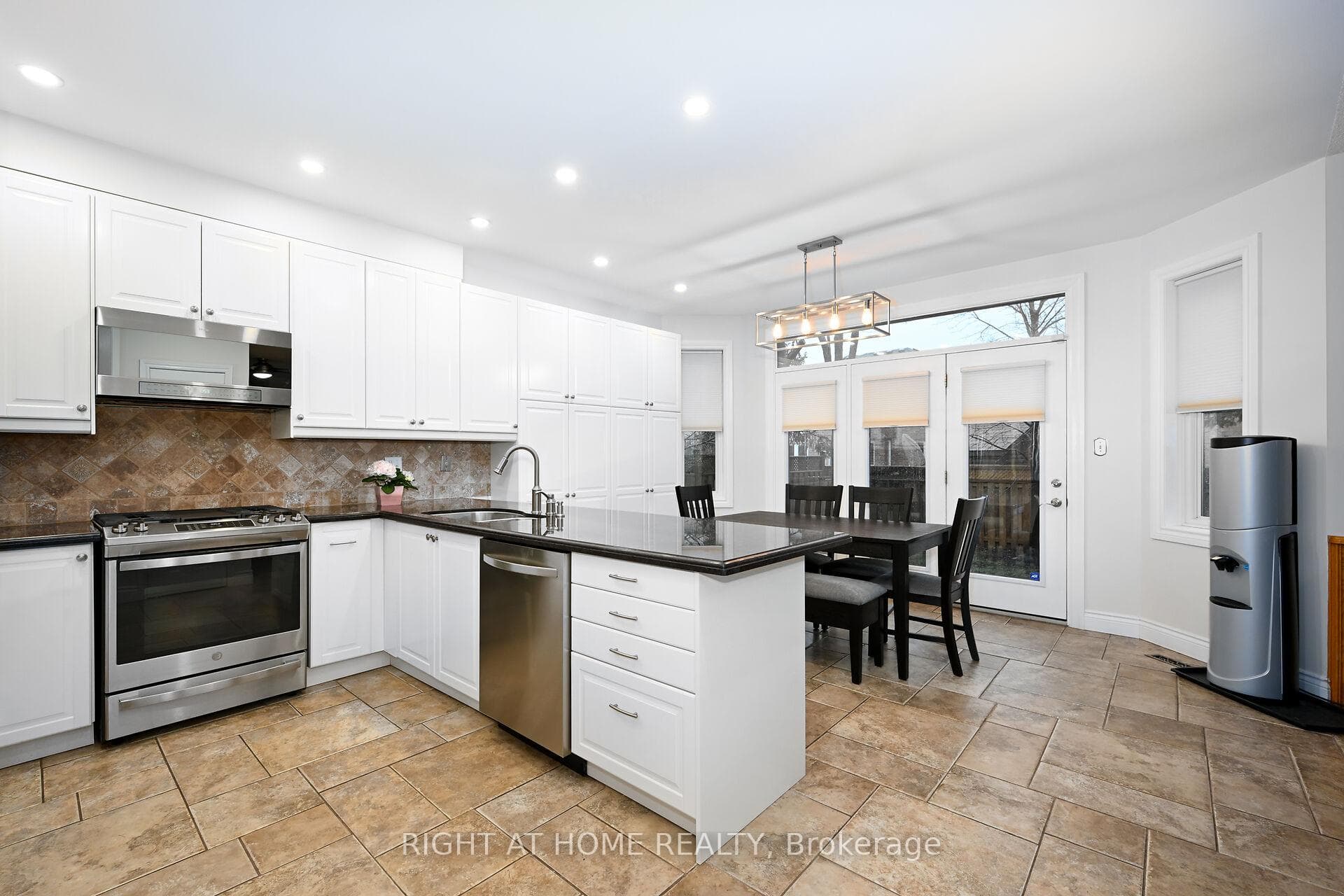 1727 Glenvista Drive photo 2