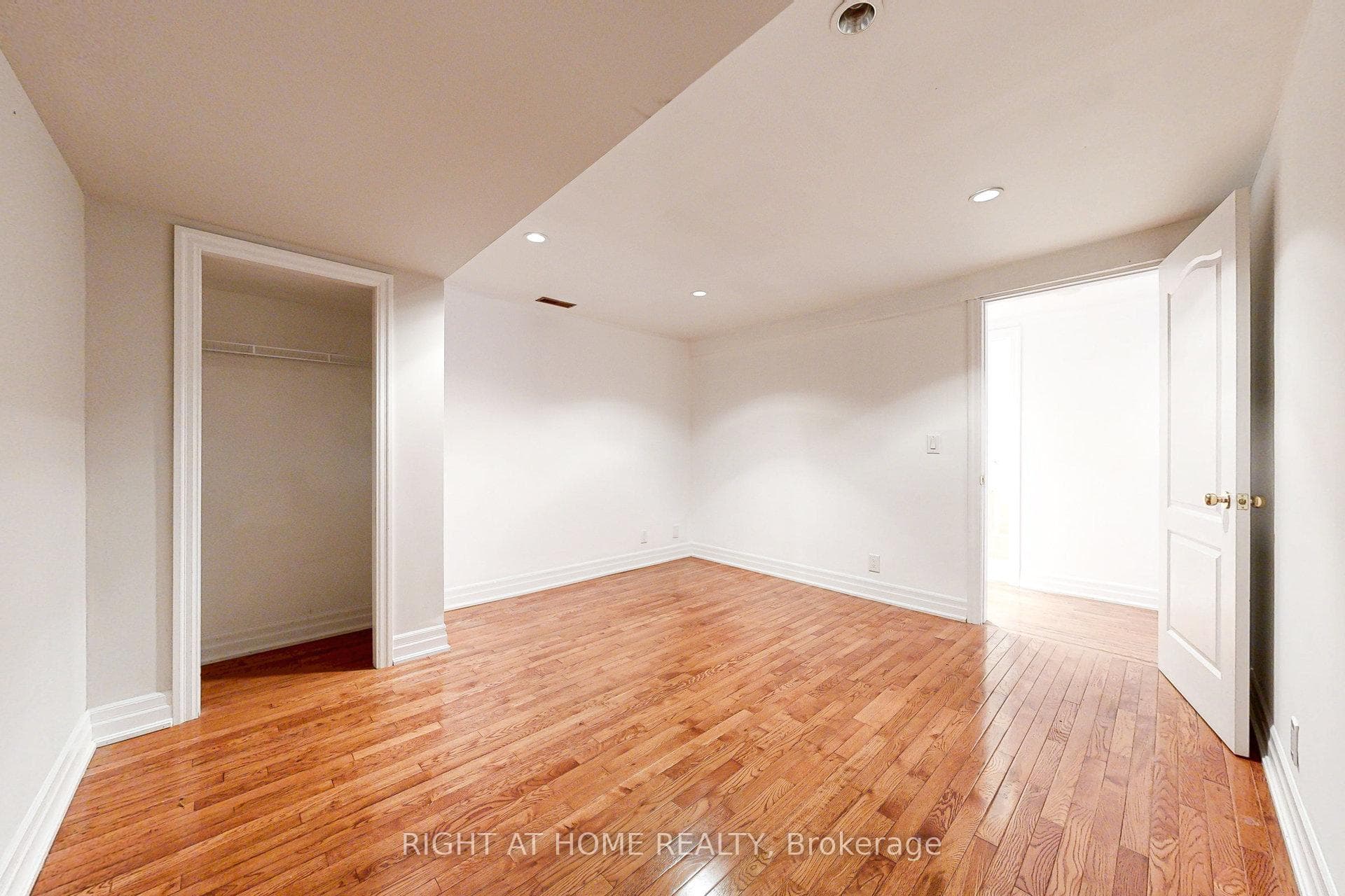 170 Queens Avenue photo 33
