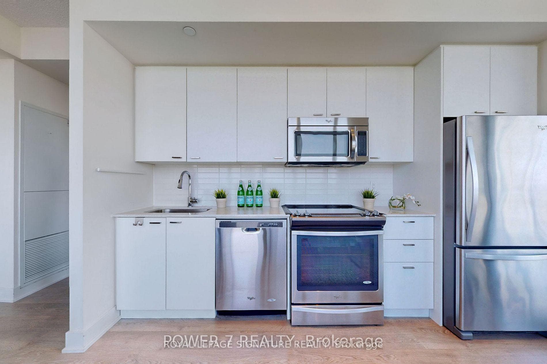 30 Roehampton Avenue Unit 1805 photo 9