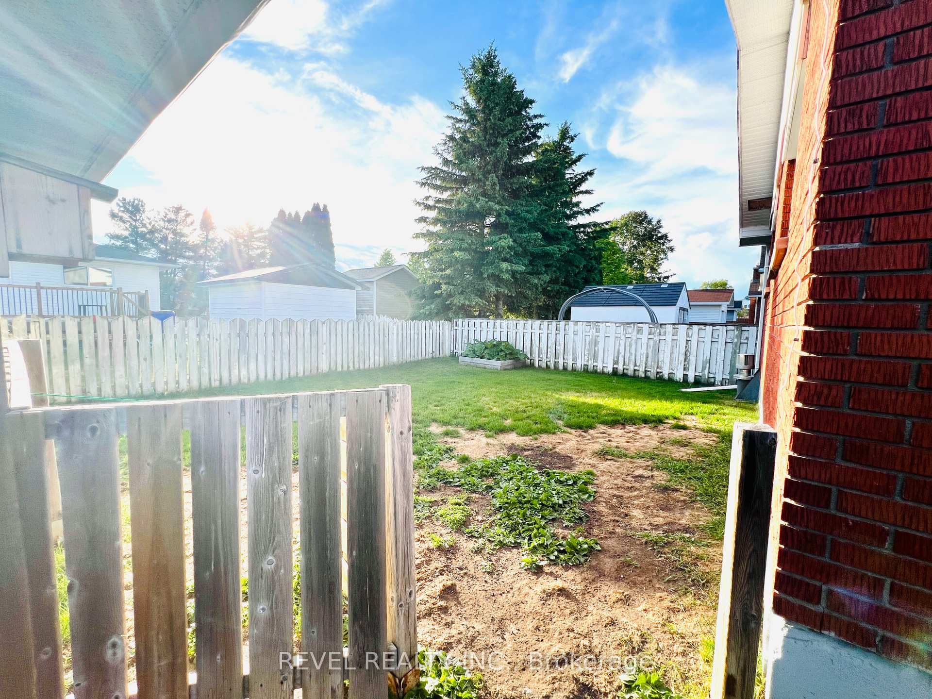 416 Frontenac Crescent photo 38