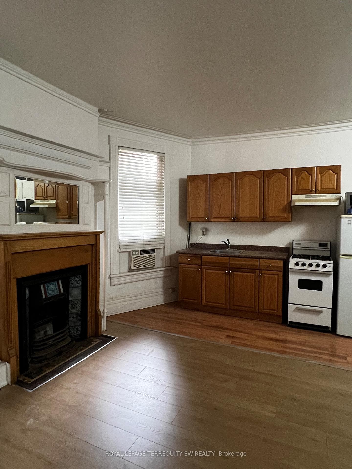 536 Huron Street Unit E photo 2