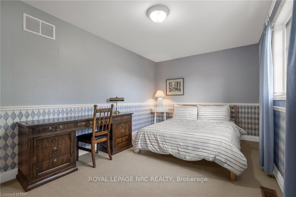 7 LESLIE Place photo 33