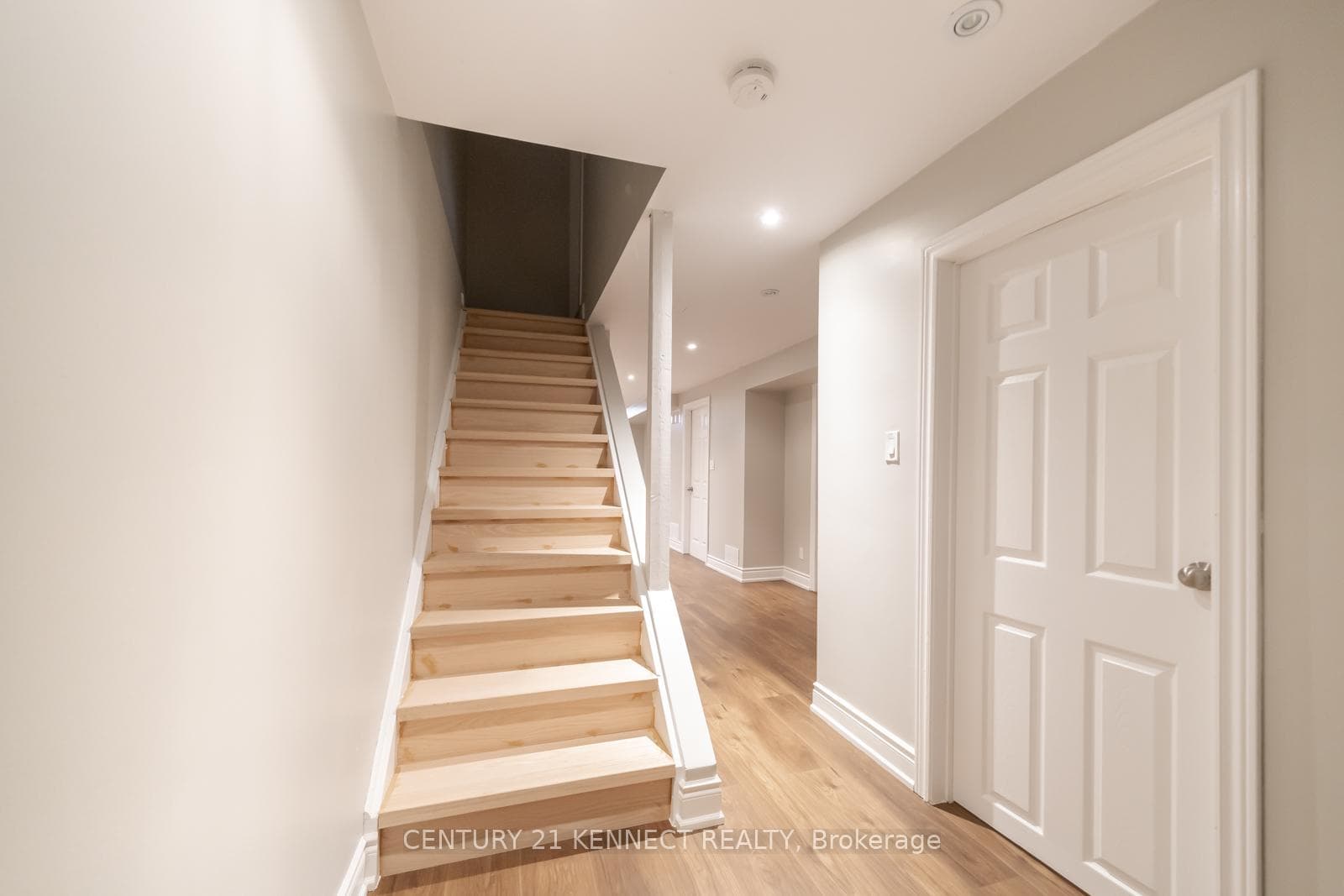805 Playter Crescent photo 34