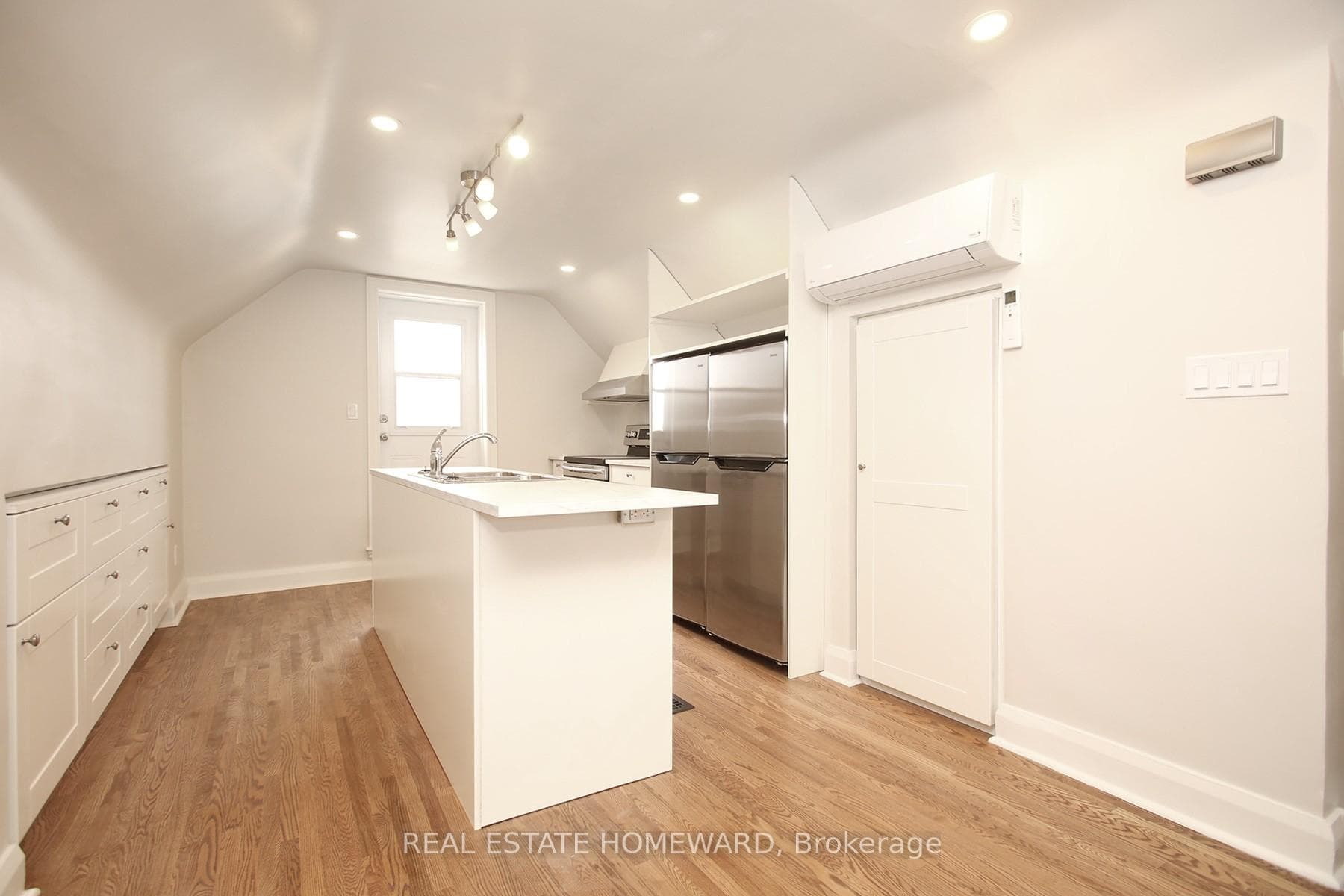 266 Salem Avenue photo 8