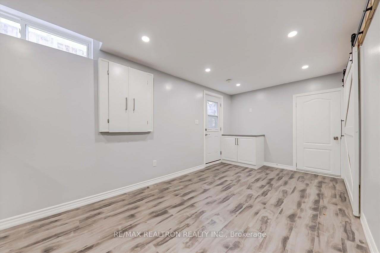 635 BECKWORTH Square Unit BSMT photo 8